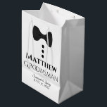 Sac cadeau Mariage Groomsman avec Cravate noire<br><div class="desc">Ce sac cadeau est conçu pour vos groomsmen. Le design comporte du texte noir et une cravate noire avec des boutons sur un arrière - plan blanc. Inclut un espace pour son nom ainsi que le nom du couple et la date du mariage. Remplir avec des cadeaux, des faveurs, des...</div>