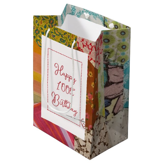 Sac Cadeau Moyen 100e anniversaire Motif de courtepointe avec aigui (Devant Angle)