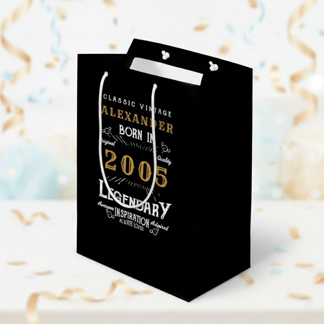 Sac Cadeau Moyen 21st Birthday 2005 Add Name Legend Black Gold (Born 2005 legendary birthday gift bag. Background out of focus.)