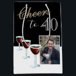 Sac Cadeau Moyen 40 Red Wine Glass Photo 40th Birthday<br><div class="desc">Salutations à 40 Red Wine Glass Photo 40th Birthday Medium Cadeau Sac. Trois verres à vin rouge,  typographie tendance aux couleurs blanches et dorées et arrière - plan noir. Personnalisez le sac cadeau avec votre photo et le numéro d'âge.</div>