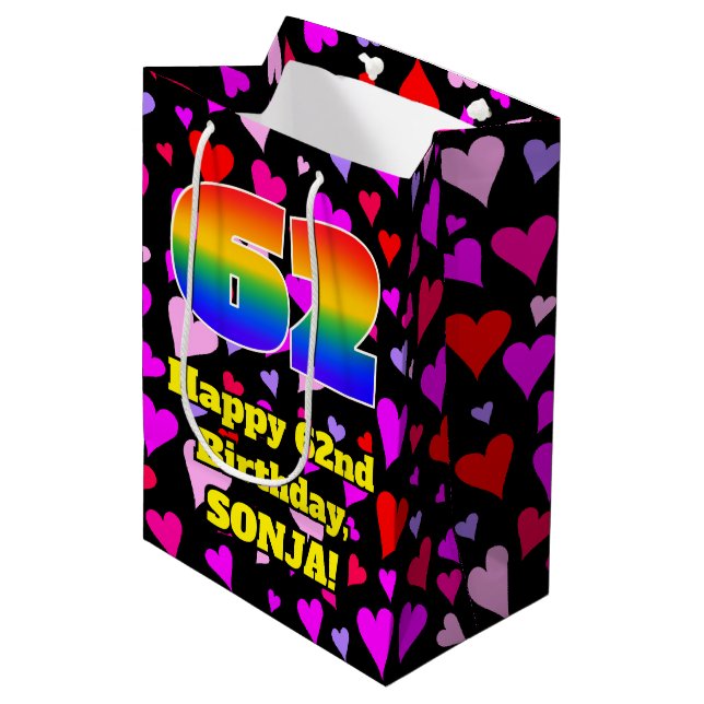 Sac Cadeau Moyen 62e anniversaire : Amour Hearts Motif, Arc-en-ciel (Devant Angle)