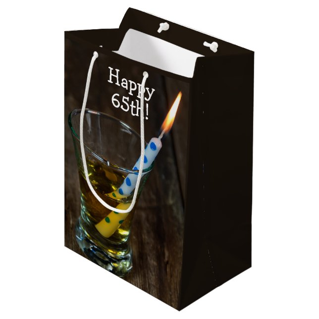 Sac Cadeau Moyen 65e anniversaire bougie en verre de whisky (Devant Angle)