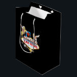 Sac Cadeau Moyen Affiche de bienvenue Las Vegas Sur Arrière - plan<br><div class="desc">~ Amusant pour les cadeaux de taille moyenne et les cadeaux de mariage de Las Vegas, aussi! Des sacs-cadeaux sont disponibles en différentes tailles pour un ajustement parfait. * sacs cadeaux de vacances * sacs cadeaux personnalisés * sacs cadeaux à thème * fournitures d'emballage cadeaux * sacs cadeaux * #sacs...</div>