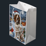 Sac Cadeau Moyen Anglais Setter Winter Wonderland Christmas Joy<br><div class="desc">Ce design festif reflète l'esprit joyeux de la période des fêtes, avec un adorable petit portant un chapeau de Père Noël. Le chien est niché dans un pays des merveilles hivernales, avec un bonhomme de neige, un sapin de Noël décoré et des cadeaux joliment emballés. Les flocons de neige tombent...</div>