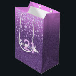 Sac Cadeau Moyen Anniversaire 21 ans paillettes violettes rose nom<br><div class="desc">Un sac cadeau ou un sac de faveur d'anniversaire 21 ans élégant et glamour. Faux paillettes violettes et roses et saupoudrage de faux diamants roses. Modèles pour un nom et un âge 21. Lettres de couleur blanche et rose. Le nom est écrit avec une écriture manuscrite.</div>