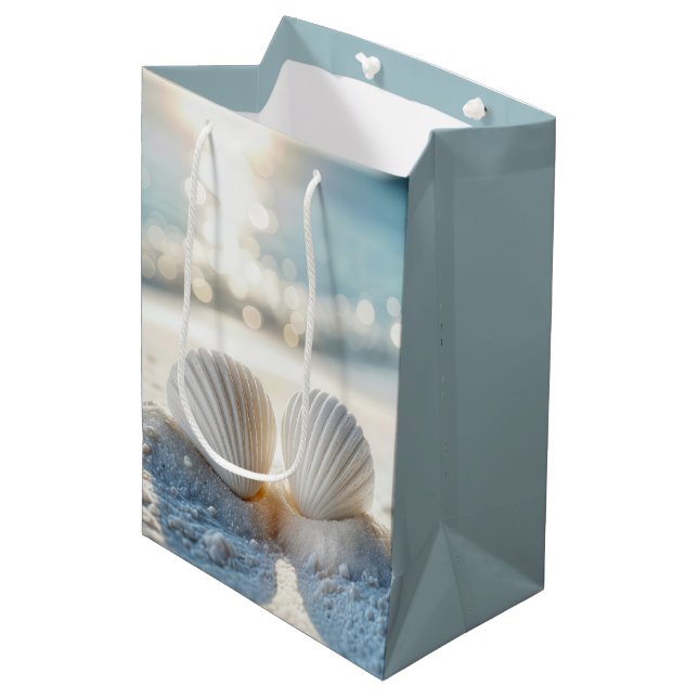 Sac Cadeau Moyen Anniversaire des coquillages blancs en sable blanc (Devant Angle)