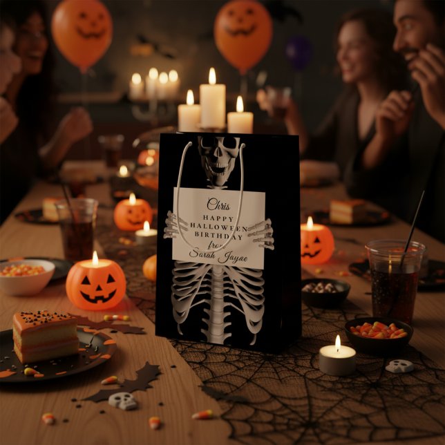 Sac Cadeau Moyen Anniversaire Halloween Crâne de squelette noir per (Gift Bag for someone who has a birthday on Halloween and who is not afraid of spooky skeletons.)