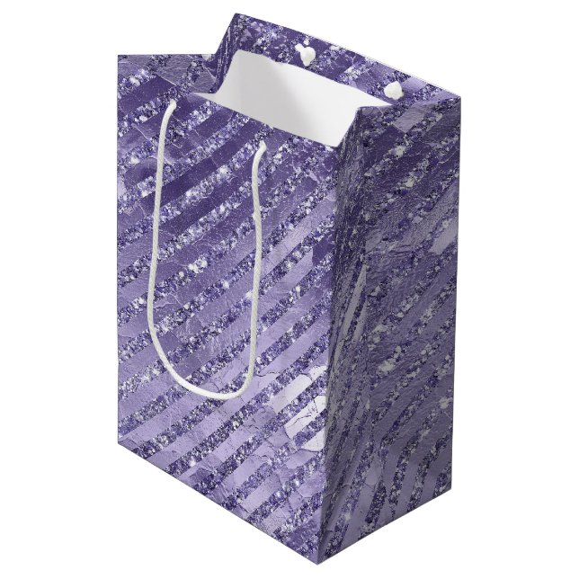 Sac Cadeau Moyen Anniversaire Rayures de Paillettes Violettes Fémin (Devant Angle)