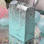 Sac Cadeau Moyen Aqua bleu Turquoise Parties scintillant argent Mon<br><div class="desc">Aqua Blue - Turquoise et Silver Sparkle Parties scintillant Script Monogramme Nom Sac cadeau. Cela rend le sac cadeau parfait pour 16 ans,  mariage,  douche nuptiale,  anniversaire,  baby shower ou bachelorette pour quelqu'un qui aime le luxe glam et les styles chic.</div>