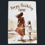 Sac Cadeau Moyen Aquarelle de la plage d'anniversaire de maman<br><div class="desc">Maman et fille marchant sur la peinture de la plage en effet aquarelle pour l'anniversaire de maman.</div>