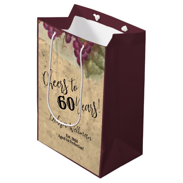 Sac Cadeau Moyen Aquarelle de vignoble rustique Cheers à 60 ans (Devant Angle)