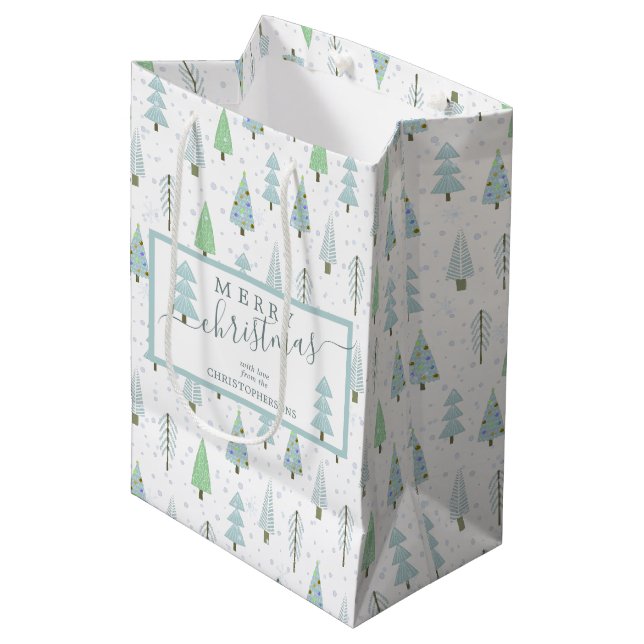 Sac Cadeau Moyen Arbres de Noël modernes MERRY NOËL Script Bleu (Devant Angle)