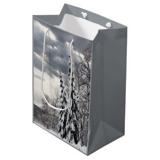 Sac Cadeau Moyen Arbres verts enneigés sous un hiver dramatique