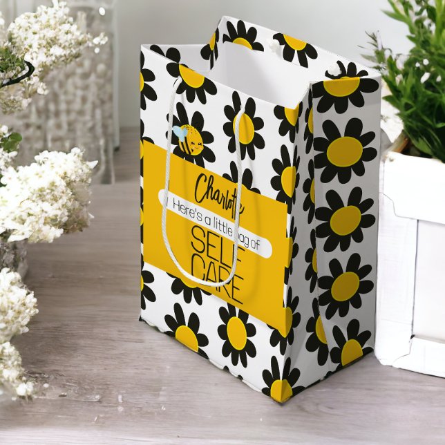 Sac Cadeau Moyen Auto-soins personnalisés Fleurs Jaunes Noires (Personalized Self Care Black Yellow Flowers Medium Gift Bag from Ricaso)