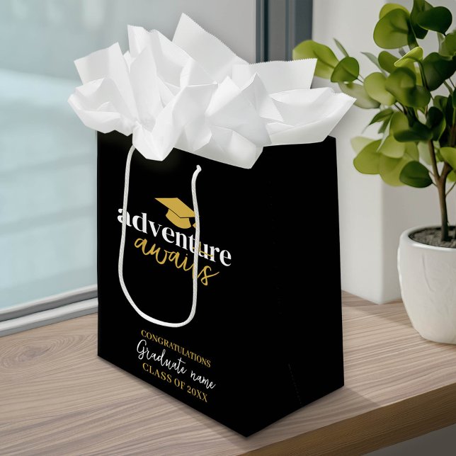 Sac Cadeau Moyen Aventure Await - Nom Casquette Black Gold Graduati (Custom Graduation Gift Bag with a pace for the graduate's name)