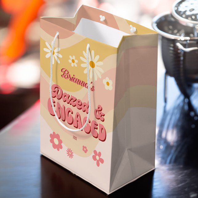 Sac Cadeau Moyen Bachelorette de marguerite super et fiancée (Dazed and engaged groovy retro daisy bachelorette party favors personalized gift bag welcome bag)