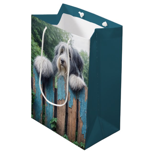 Sac Cadeau Moyen Bearded Collie Peeking Over a Fence (Devant Angle)