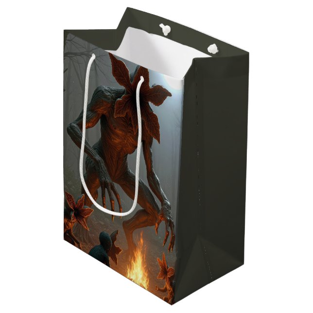 Sac Cadeau Moyen Birthday Demogorgon Creatures By a Campfire (Devant Angle)
