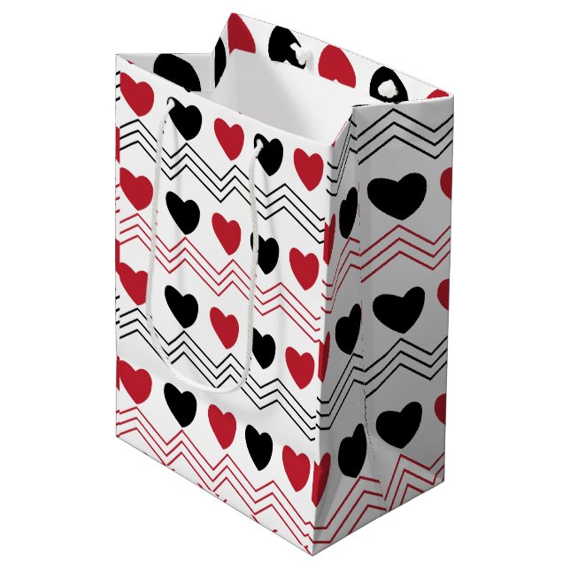 Sac Cadeau Moyen Black Red Hearts Chevron Stripe Motif (Devant Angle)