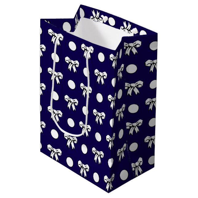 Sac Cadeau Moyen Bleu Céleste et Points Blancs avec des Rubans (Devant Angle)