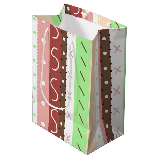 Sac Cadeau Moyen Boho Brown, Bourgogne, vert et mauve Whimsical (Devant Angle)