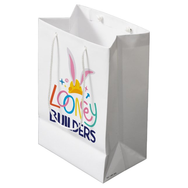 Sac Cadeau Moyen BUGS BUNNY BUILDERS™| Logo empilé Casquette dur (Devant Angle)