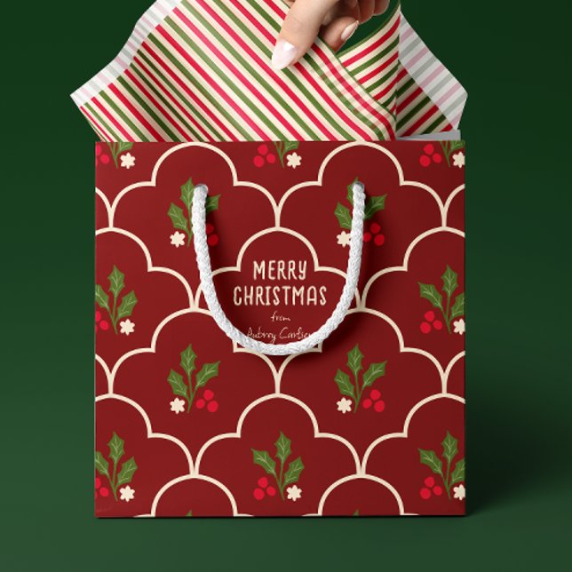 Sac Cadeau Moyen Carreaux de Noël en pierre rouge foncé (Custom text burgundy red traditional Christmas gift bag with ivory scallop and holly berry pattern)