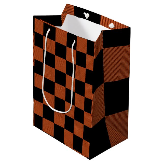 Sac Cadeau Moyen Carrés à carreaux noirs et orange Buffalo Plaid (Devant Angle)