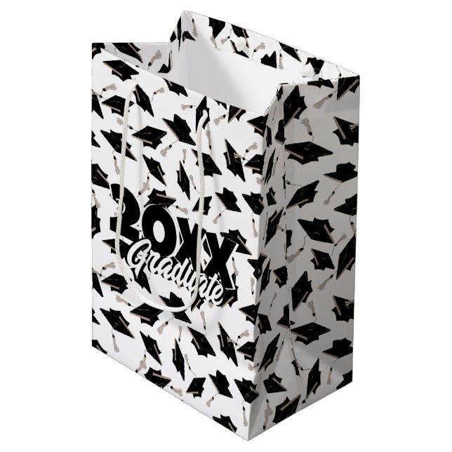 Sac Cadeau Moyen Casquettes de graduation noir jetées en l'air sur  (Devant Angle)