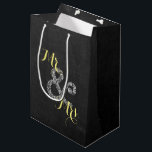 Sac Cadeau Moyen Chalkboard Automne Mariage Mr & Mrs Party Cadeau<br><div class="desc">Chérie,  n'oubliez pas d'utiliser ces fabuleux sacs cadeaux à votre prochaine fête ! Personnalisez-les comme vous le souhaitez. Recherchez d'autres idées amusantes dans la collection I'm Engaged.</div>