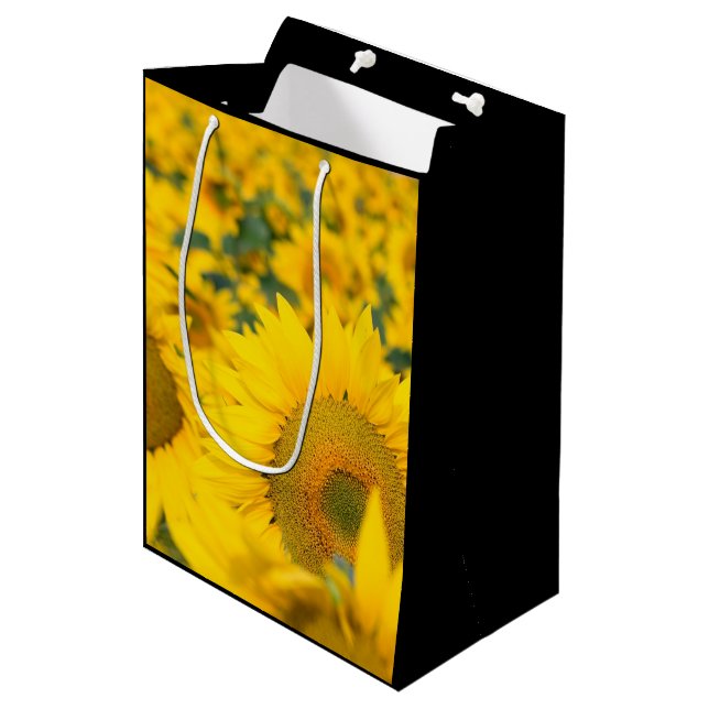 Sac Cadeau Moyen Champ jaune de tournesols photo (Devant Angle)