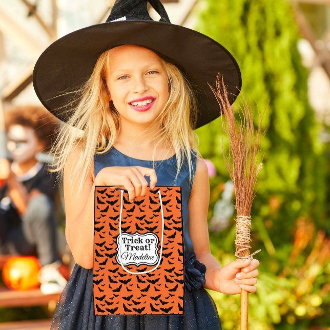 Sac Cadeau Moyen Chauves-souris d'Halloween orange et noire customi (Trick or treat bags with cute black bats on orange background are personalized with someone's name!)