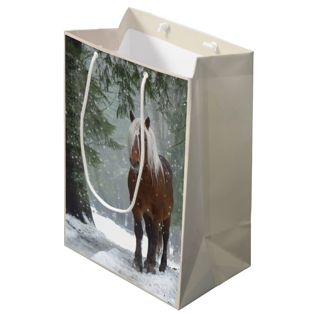 Sac Cadeau Moyen Cheval Brown dans une forêt d'hiver avec chute de  (Devant Angle)