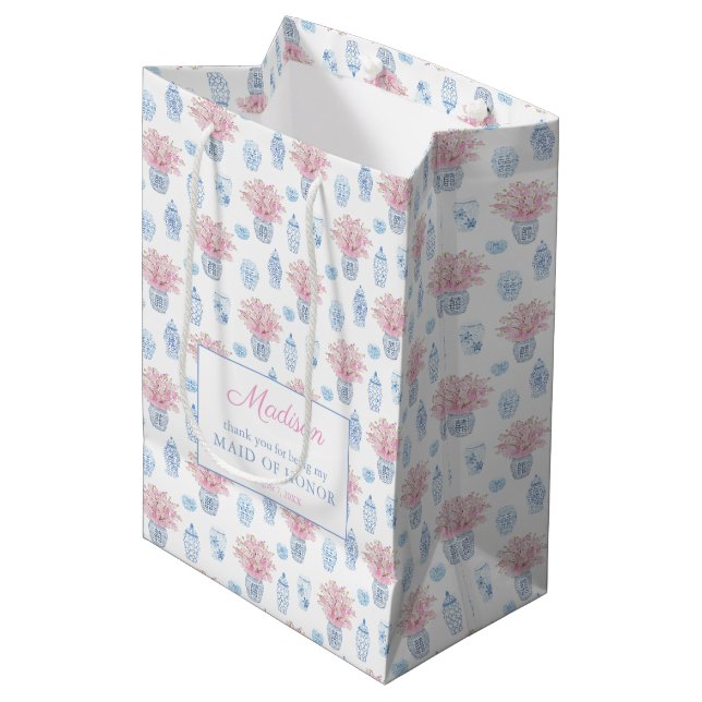 Sac Cadeau Moyen Chinoiserie Chic Rose & Blue Bridesmaiers Merci (Devant Angle)