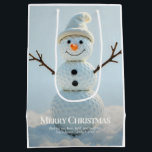 Sac Cadeau Moyen Christmas Golf Ball Snowman<br><div class="desc">Joli sac cadeau de vacances moderne avec un joyeux petit bonhomme de neige fait de balles de golf empilées. Back inclut un message personnalisable. Souhaitez à vos amis et à votre famille les vacances les plus chaudes avec une touche de votre sport préféré - le golf. Besoin d'aide pour personnaliser...</div>