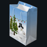 Sac Cadeau Moyen Christmas Snowman<br><div class="desc">Ce sac cadeau de Noël est décoré d'un bonhomme de neige et de lumières de vacances. Ce sac de vacances hiver vient dans une variété de tailles,  choisissez la taille qui vous convient.</div>