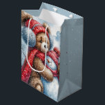 Sac Cadeau Moyen Christmas Teddy Bear et Snowman<br><div class="desc">L'aquarelle d'un ours en peluche en tenue d'hiver rouge embrasse un bonhomme de neige gai dans une forêt enneigée. Le texte peut être modifié ou supprimé.</div>