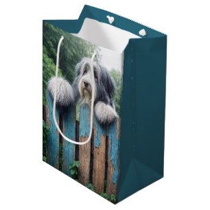 Sac Cadeau Moyen Collie barbu regardant par-dessus une clôture