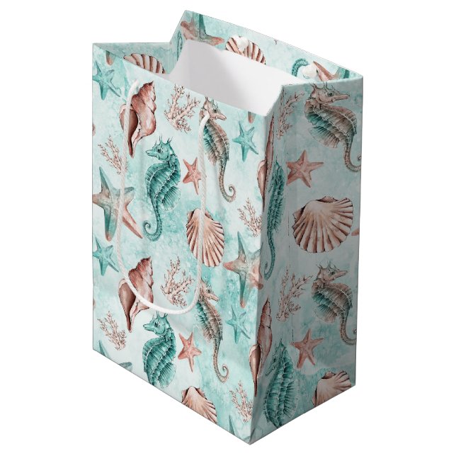 Sac Cadeau Moyen Côte Chic | Motif pastel de sarcelle et de récif d (Devant Angle)