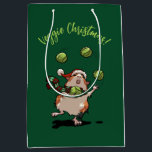 Sac Cadeau Moyen Cute Guinea Pig Veggie Noël ! Contrebandeur Sprout<br><div class="desc">Un mignon cobaye jongleur de pousses décorent ces sacs cadeaux pour que les invités à retirer de votre fête de Noël végétarienne ou végétalienne. Utilisez "Personnalisez ce modèle" pour modifier le texte "Végétation Noël !" et créer un accessoire unique pour Noël ; les changements de texte se reflètent de part...</div>
