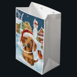 Sac Cadeau Moyen Dachshund Winter Wonderland Christmas Joy<br><div class="desc">Ce design festif reflète l'esprit joyeux de la période des fêtes, avec un adorable petit portant un chapeau de Père Noël. Le chien est niché dans un pays des merveilles hivernales, avec un bonhomme de neige, un sapin de Noël décoré et des cadeaux joliment emballés. Les flocons de neige tombent...</div>