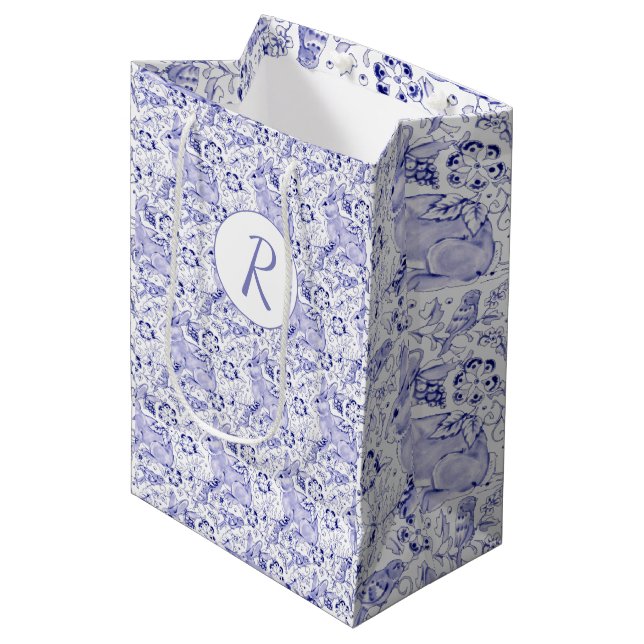 Sac Cadeau Moyen Delft Blue & White Rabbit Bird Monogramme de Pâque (Devant Angle)