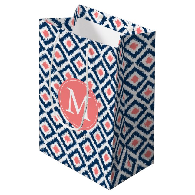 Sac Cadeau Moyen Diamants bleu et corail monogrammes Ikat Motif (Devant Angle)