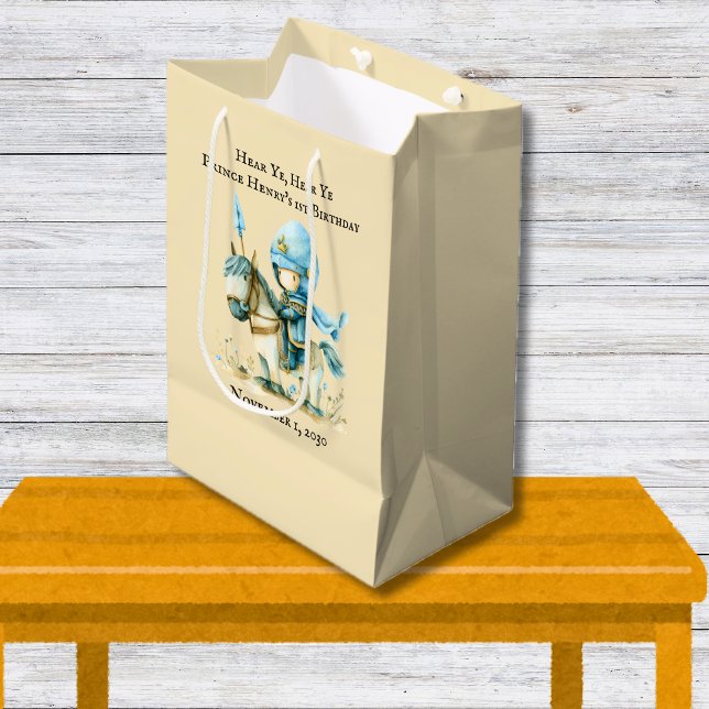 Sac Cadeau Moyen Ecoutez Ye, Ecoutez Ye Medieval Boy, 1er anniversa (Hear Ye, Hear Ye Medieval Boy’s 1st Birthday Medium Gift Bag)