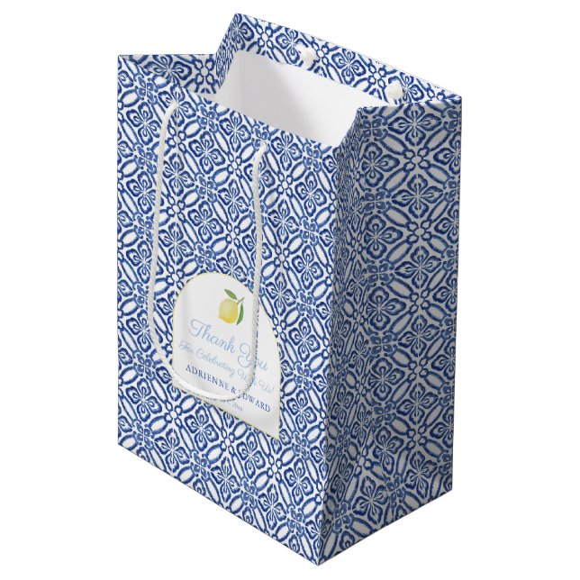 Sac Cadeau Moyen Elégant Arc Lemons Carreaux Bleus Mariage Bienvenu (Devant Angle)
