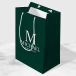 Sac Cadeau Moyen Émeraude Vert moderne Groomsman personnalisé<br><div class="desc">Cadeaux de Groomsman Personnalisés modernes avec monogramme personnalisé,  nom et titre de marionnettiste en style serif classique blanc sur arrière - plan vert émeraude. Aussi parfait pour Best Man,  Père de la Mariée et plus.</div>