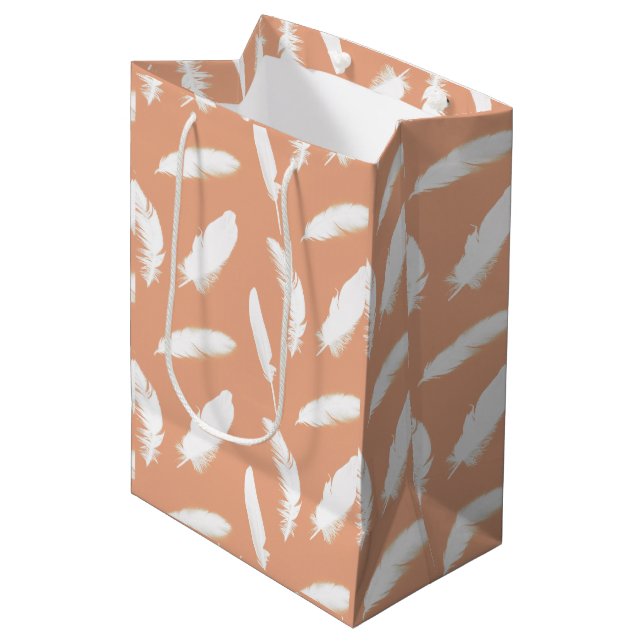 Sac Cadeau Moyen Empreinte de plumes blanches sur pêche douce (Devant Angle)