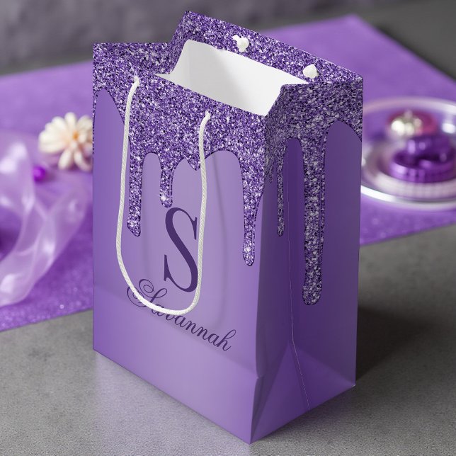Sac Cadeau Moyen Épersion de Parties scintillant violet Lecteurs Mo (Sparkle Purple Glitter Drips Monogram Medium Gift Bag)