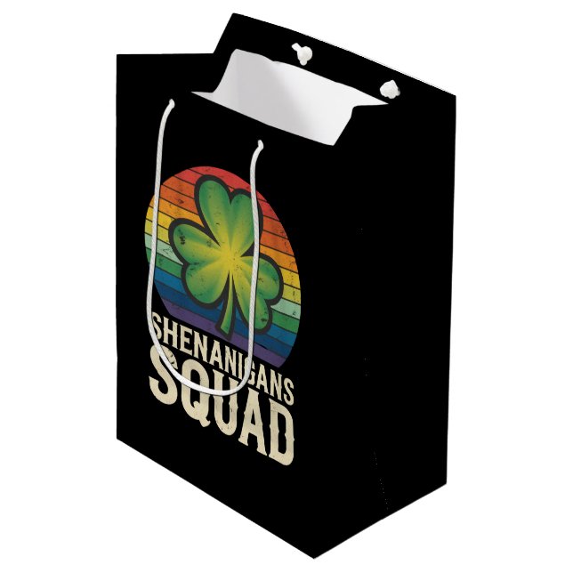 Sac Cadeau Moyen Équipe de Shenanigans Saint-Patrick Correspondant  (Devant Angle)