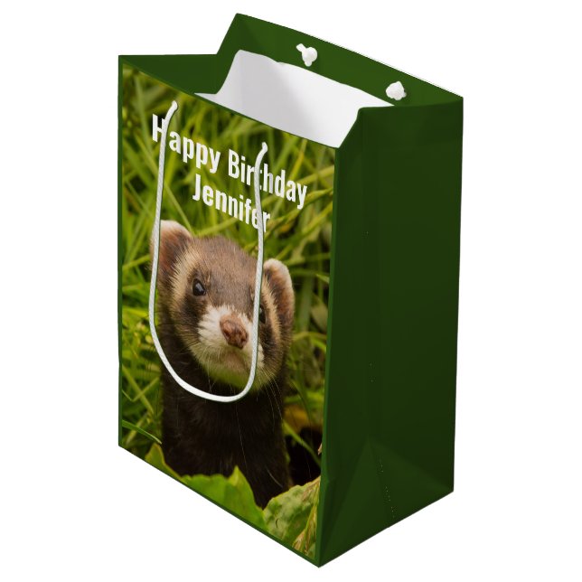 Sac Cadeau Moyen Ferret Brown dans l'herbe Joyeux anniversaire (Devant Angle)